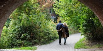 Ein Spaziergang zu zweit tut jeder Partnerschaft gut. Foto mana2014 via pixabay