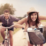 Junges Paar hat Freude beim Fahrradfahren