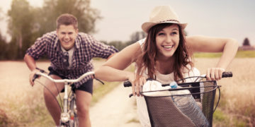 Junges Paar hat Freude beim Fahrradfahren