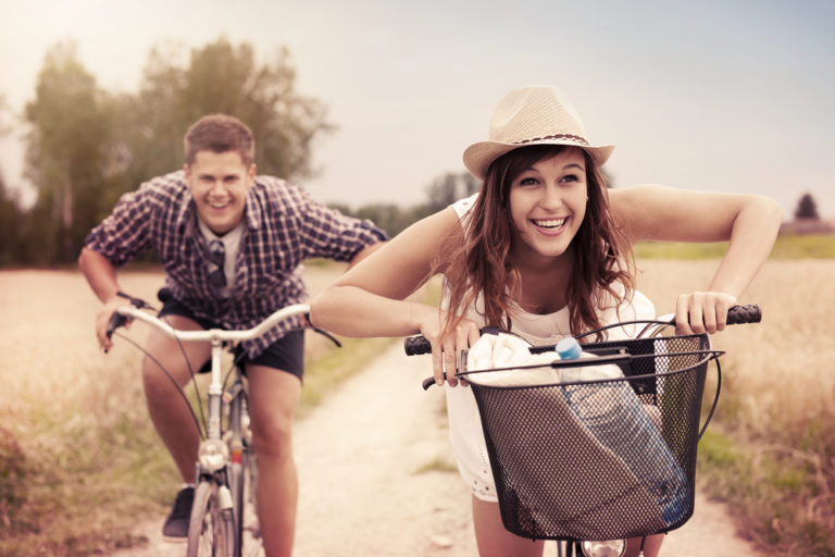 Junges Paar hat Freude beim Fahrradfahren