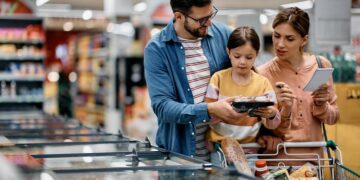 Familie im Supermarkt
