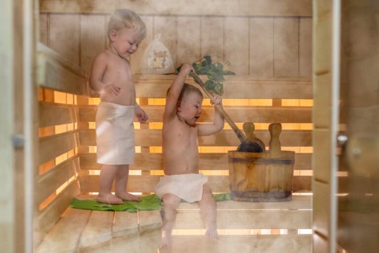 Kinder in einer Sauna