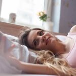 Frau surft in der Singlebörse und träumt